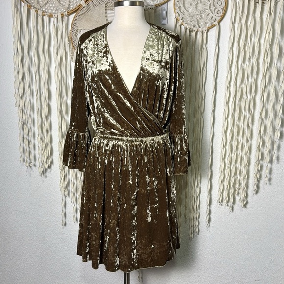 L’Agence Olive Green Crushed Velvet Riley Tie Wrap Mini Dress Size Large - Picture 1 of 13